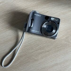 Sony Cyber-Shot DSC-S60 Digital Camera